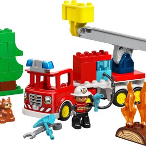 Brandweertruck met slang en brandweerman